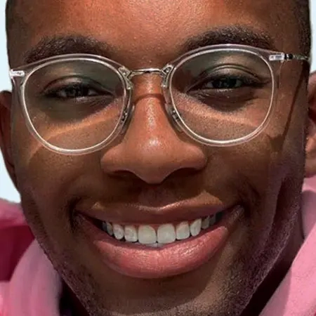 Photo-social-proof-man-with-glasses-smile-after-Invisalign-treatment